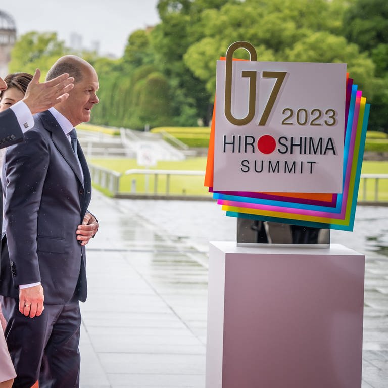 Fumio Kishida (l), Ministerpräsident von Japan, und seine Frau Yuko Kishida (hinten) begrüssen Bundeskanzler Olaf Scholz (SPD) und dessen Frau Britta Ernst zum G7-Gipfel führender Industrienationen. Die Regierungschefs der G7 Staaten treffen sich im japanischen Hiroshima zu ihren jährlichen Beratungen. (Foto: dpa Bildfunk, picture alliance/dpa | Michael Kappeler)