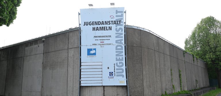 Deutschlands größtes Jugendgefängnis Jugendanstalt JA Hameln. Dort sitzen immer mehr Minderjährige in Untersuchungshaft. (Foto: IMAGO, Henning Scheffen)