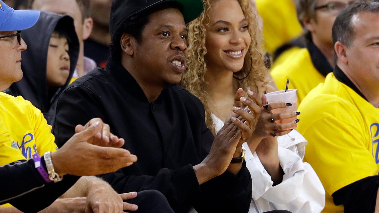US-Rapper Jay-Z und seine Frau die US-Sängerin Beyonce schauen sich ein Basketball-Spiel an. (Foto: dpa Bildfunk, picture alliance / Marcio Jose Sanchez/AP/dpa | Marcio Jose Sanchez)