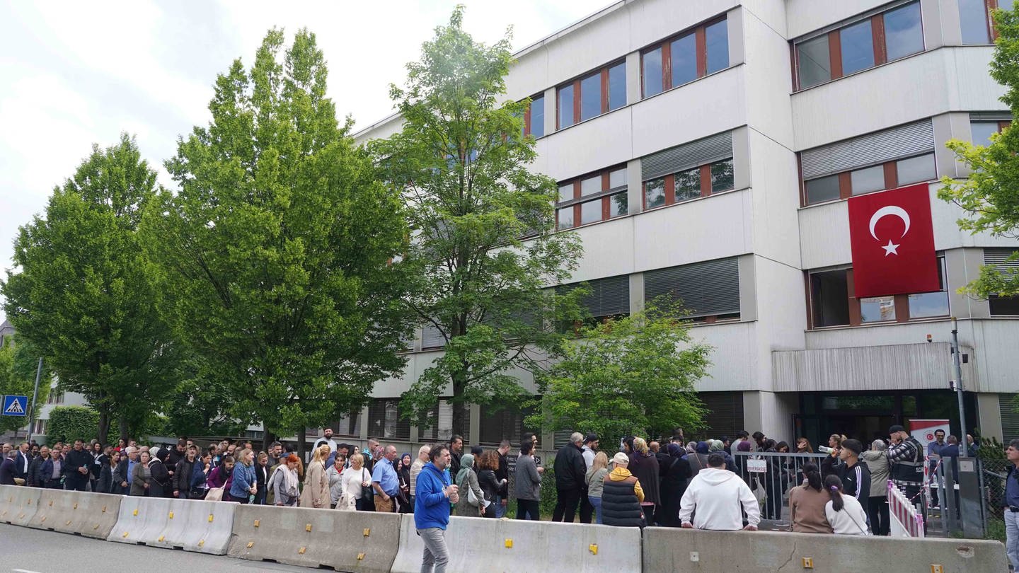 Viele Menschen warten vor dem türkischen Konsulat in Stuttgart um ihre Stimme zur Präsidenten-Wahl abzugeben. (Foto: dpa Bildfunk, Picture Alliance)