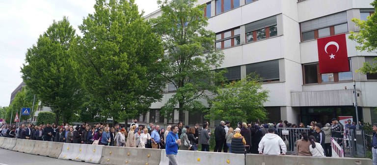 Viele Menschen warten vor dem türkischen Konsulat in Stuttgart um ihre Stimme zur Präsidenten-Wahl abzugeben. (Foto: dpa Bildfunk, Picture Alliance)