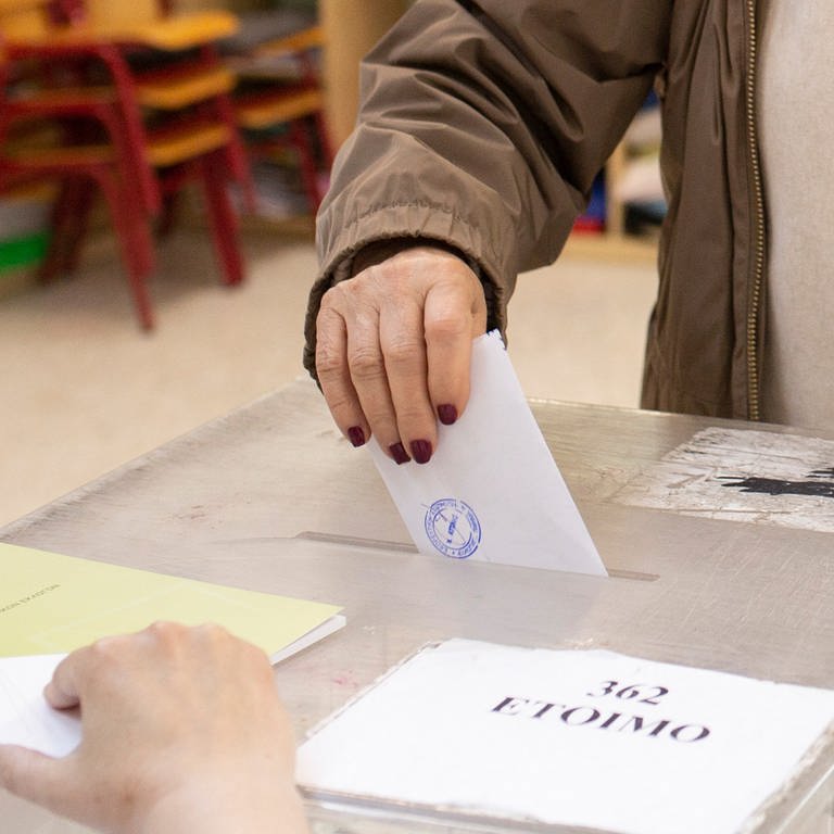 Eine Frau gibt ihre Stimme für die griechische Parlamentswahl in einem Wahllokal ab.  (Foto: dpa Bildfunk, picture alliance/dpa | Socrates Baltagiannis)