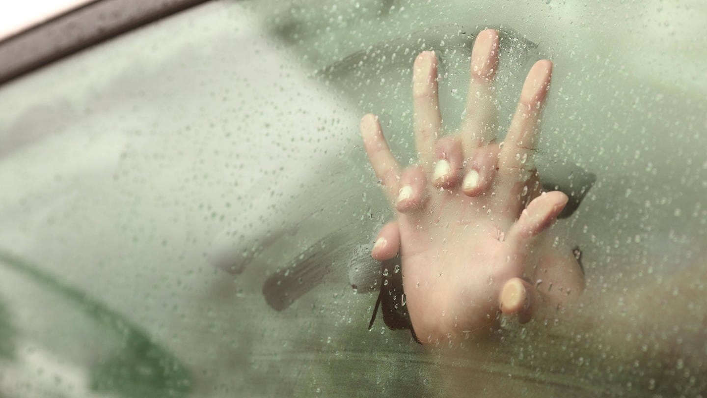 Paar hält sich an den Händen und hat Sex in einem Auto mit beschlagenem Fenster. (Foto: IMAGO, IMAGO / Panthermedia)