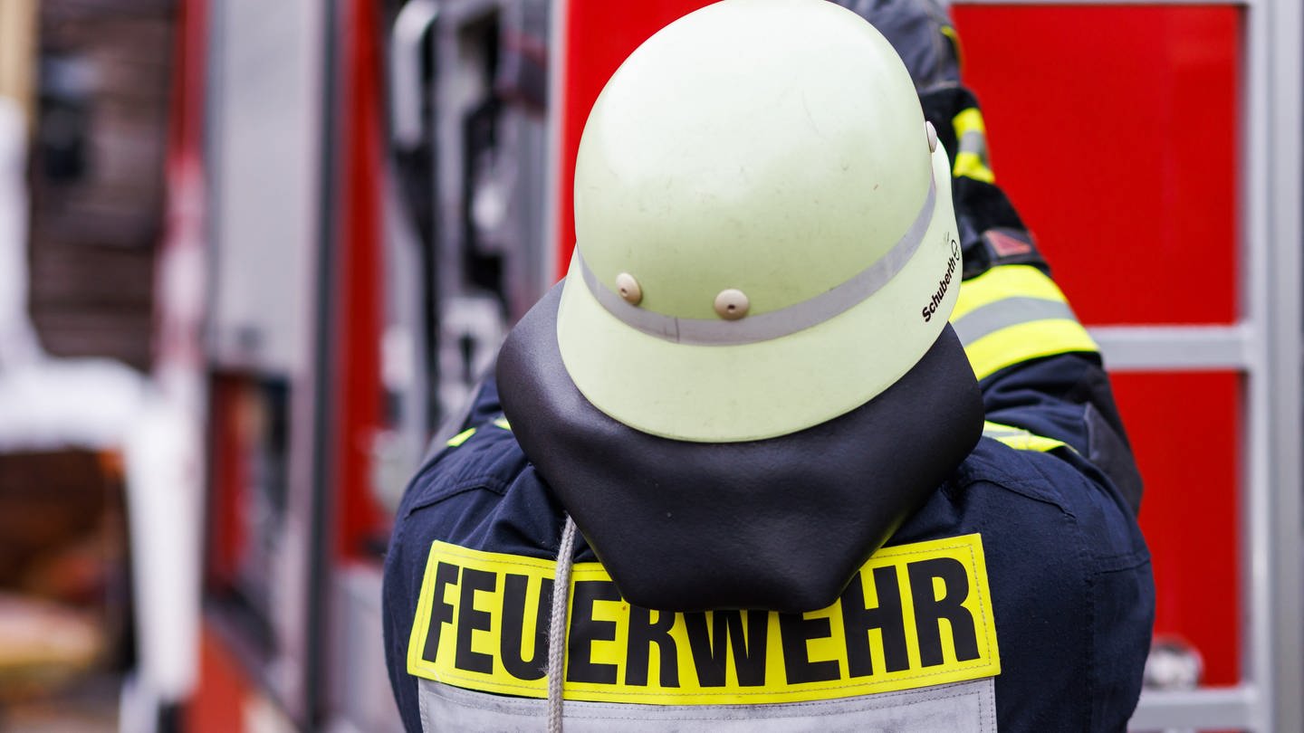 Ein Feuerwehrmann steht an einem Einsatzfahrzeug. In einem türkischen Reisebüro in Stuttgart ist ein Feuer ausgebrochen. Jetzt ermittelt der Staatsschutz. (Foto: dpa Bildfunk, picture alliance/dpa | Philipp von Ditfurth)