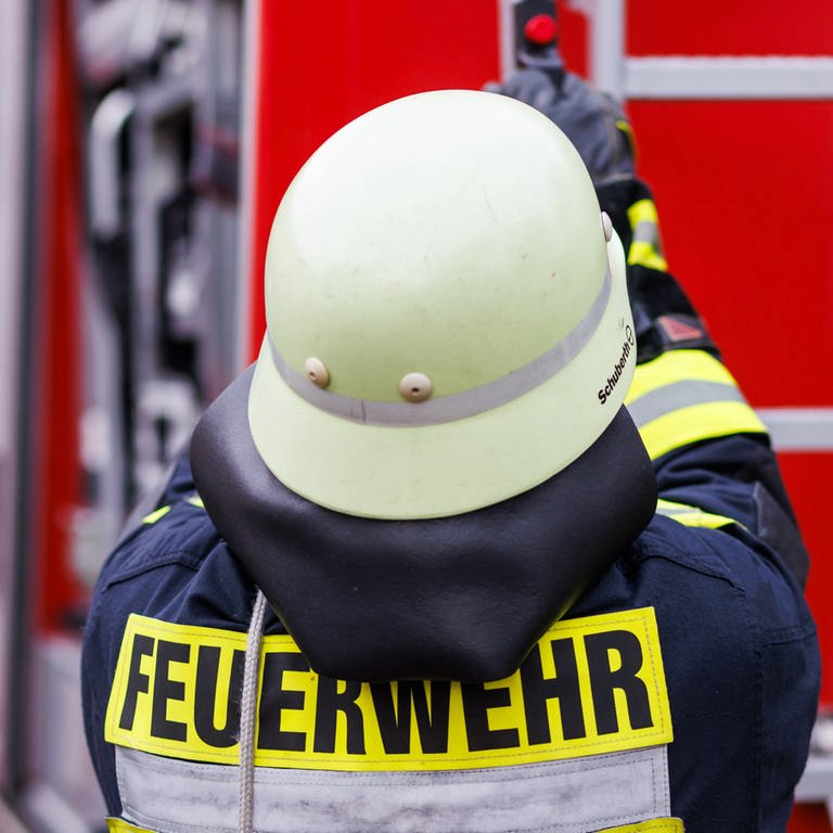 Ein Feuerwehrmann steht an einem Einsatzfahrzeug. In einem türkischen Reisebüro in Stuttgart ist ein Feuer ausgebrochen. Jetzt ermittelt der Staatsschutz. (Foto: dpa Bildfunk, picture alliance/dpa | Philipp von Ditfurth)