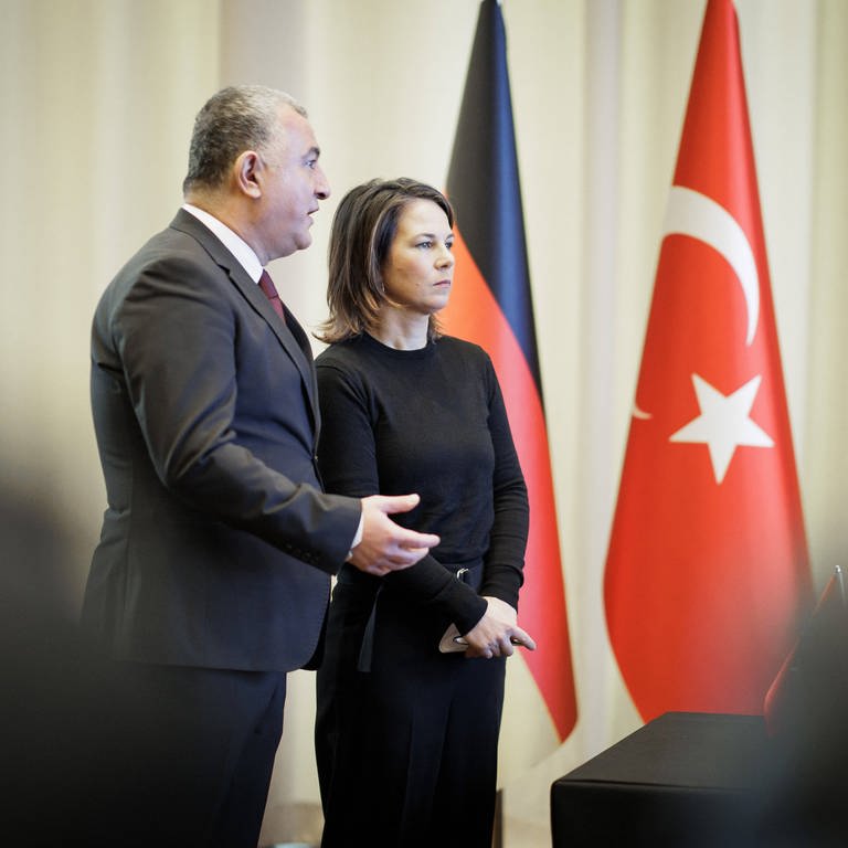 Bundesaußenministerin Annalena Baerbock zusammen mit dem türkischen Außenminister Ahmet Basar Sen (Foto: IMAGO, IMAGO / photothek)