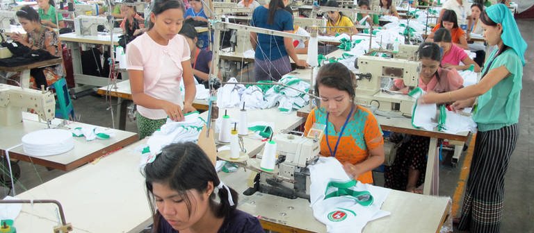 Arbeiterinnen in einer Textilfabrik in Rangun Myanmar. (Foto: dpa Bildfunk, picture alliance / dpa | Christiane Oelrich)