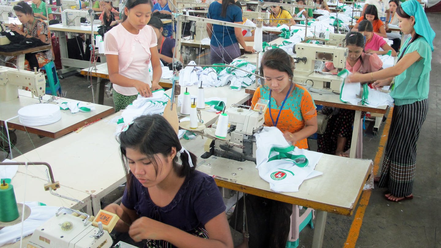 Arbeiterinnen in einer Textilfabrik in Rangun Myanmar. (Foto: dpa Bildfunk, picture alliance / dpa | Christiane Oelrich)