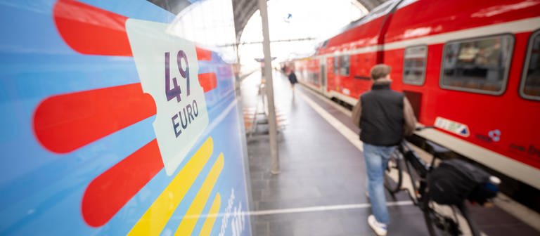 Ein Schild weist in einem Bahnhof auf das Deutschlandticket hin. Aktuell kostet es 49 Euro pro Monat. In Zukunft soll es noch verbessert werden. (Foto: dpa Bildfunk, picture alliance/dpa | Sebastian Gollnow)