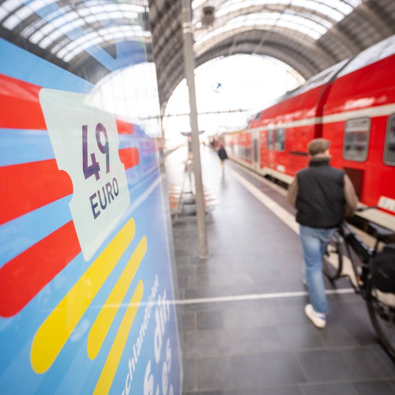 Ein Schild weist in einem Bahnhof auf das Deutschlandticket hin. Aktuell kostet es 49 Euro pro Monat. In Zukunft soll es noch verbessert werden. (Foto: dpa Bildfunk, picture alliance/dpa | Sebastian Gollnow)