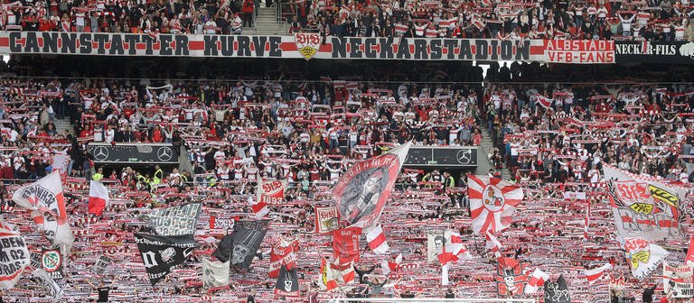 IMAGO  Pressefoto Baumann (Foto: IMAGO, VfB-Stuttgart Fans in der Cannstatter Kurve im Mercedes-Benz-Stadion)