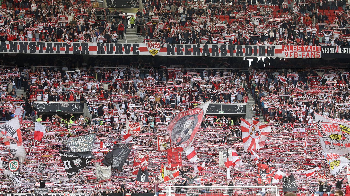 IMAGO / Pressefoto Baumann (Foto: IMAGO, VfB-Stuttgart Fans in der Cannstatter Kurve im Mercedes-Benz-Stadion)