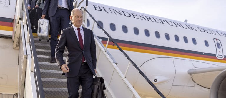 Bundeskanzler Olaf Scholz steigt aus dem Regierungsflieger am Flughafen (Archiv) (Foto: IMAGO, IMAGO / photothek)