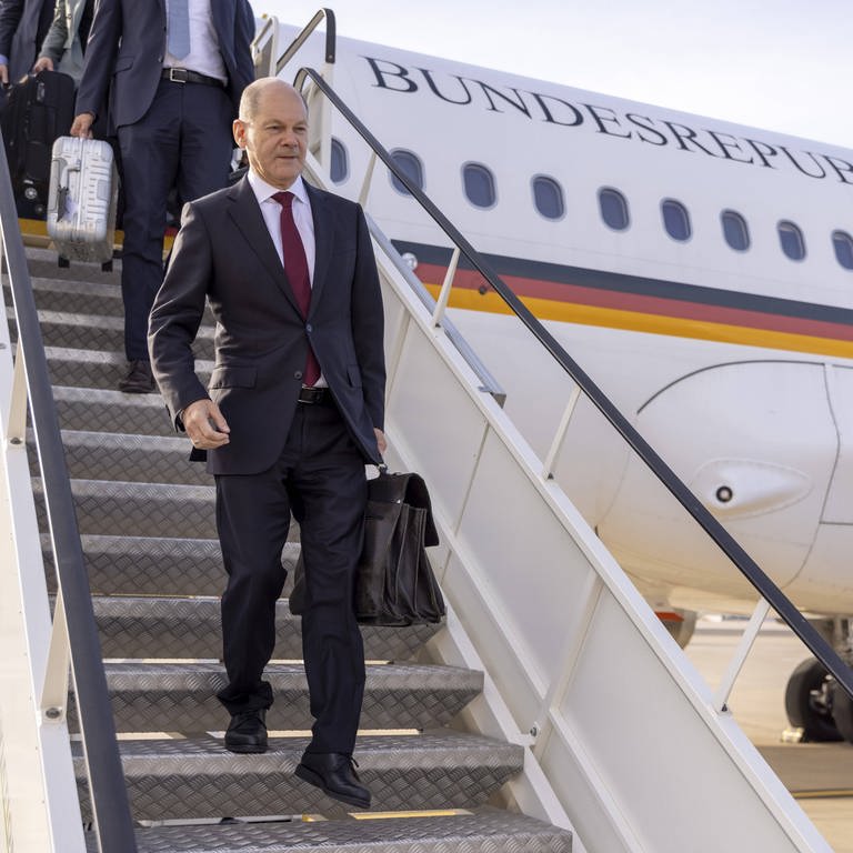 Bundeskanzler Olaf Scholz steigt aus dem Regierungsflieger am Flughafen (Archiv) (Foto: IMAGO, IMAGO / photothek)