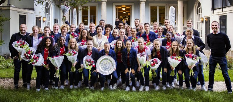 Das Frauen-Team von Ajax Amsterdam mit der Meisterschale 2023. (Foto: IMAGO, IMAGO / ANP)