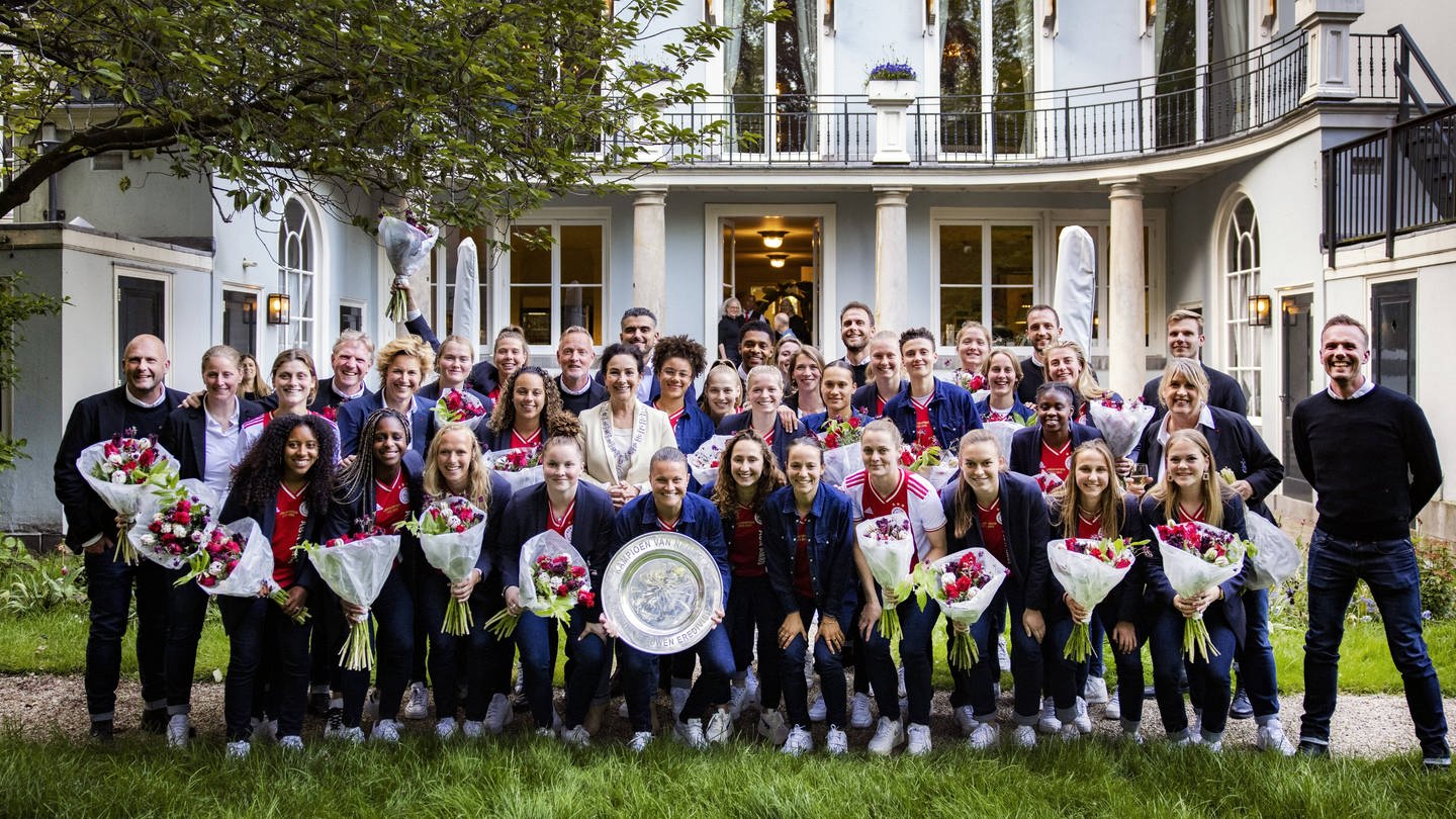 Das Frauen-Team von Ajax Amsterdam mit der Meisterschale 2023. (Foto: IMAGO, IMAGO / ANP)