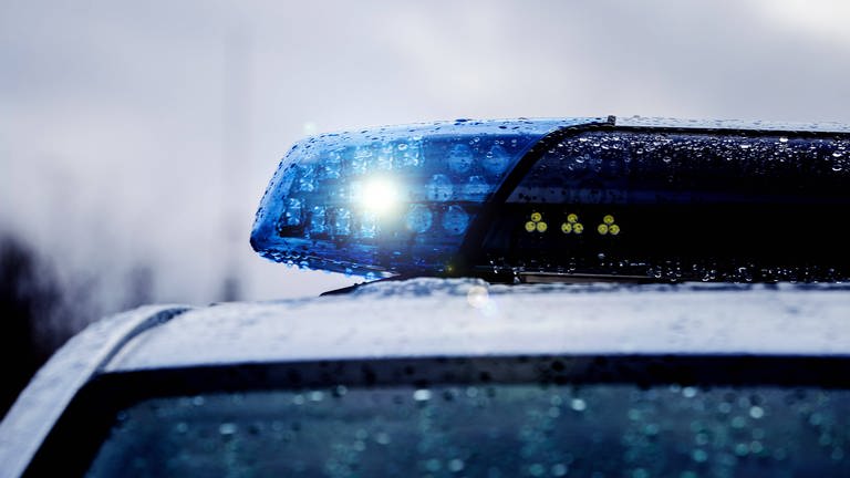 Einsatzfahrzeug der Polizei mit Blaulicht (Foto: IMAGO, IMAGO / Fotostand)