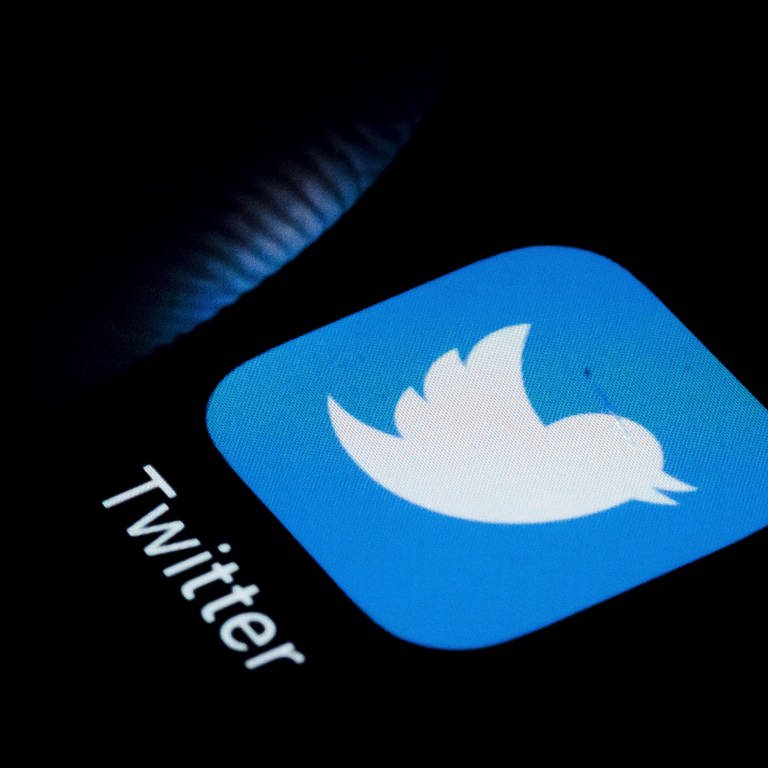 Twitter-App ist auf einem Smartphone zu sehen (Foto: IMAGO, IMAGO / photothek)