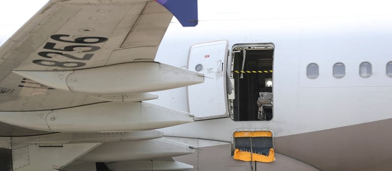 Eine offene Tür an einem Flugzeug der Asiana Airlines in Südkorea. Ein Mann hatte die Flugzeugtür in der Luft geöffnet. (Foto: dpa Bildfunk, picture alliance/dpa/Yonhap/AP | Yun Kwan-shick)