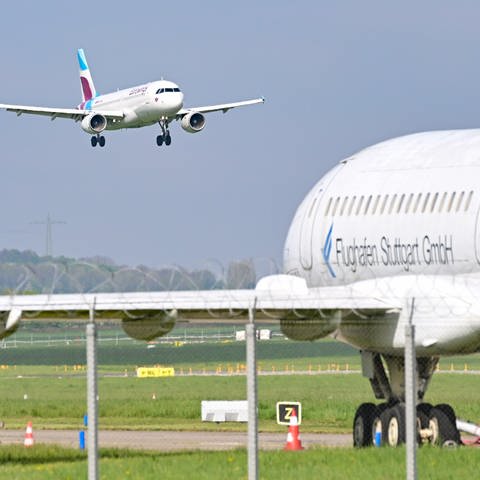 Ein Passagierflugzeug landet auf dem Flughafen der baden-württembergischen Landeshauptstadt Stuttgart. (Foto: picture-alliance / Reportdienste, Bernd Weißbrod)
