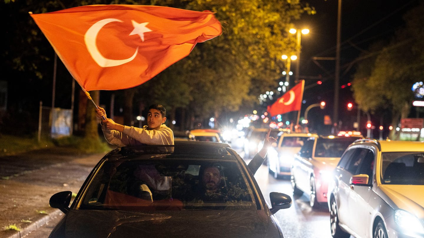 Am Abend der Wahl fahren Anhänger des bislang amtierenden türkischen Präsidenten Erdogan in Duisburg-Marxloh mit ihren Autos über die Straßen, Hupkonzerte ertönen, türkische Flaggen werden geschwenkt. (Foto: dpa Bildfunk, picture alliance/dpa | Christoph Reichwein)