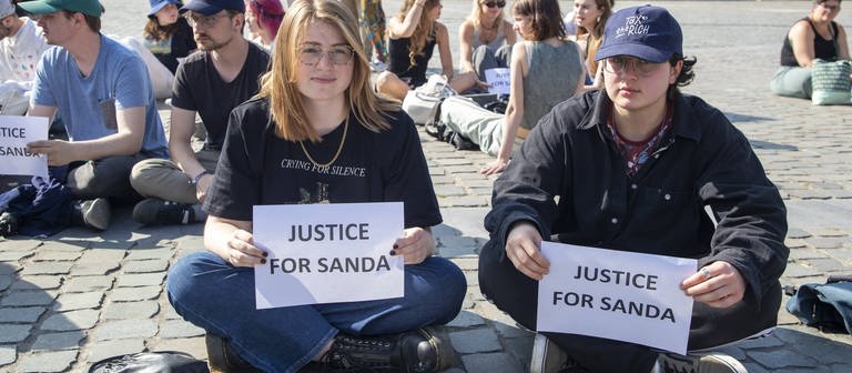 Stiller Protest für Sanda Dia, der bei einem Aufnahmeritual für eine Studentenverbindung gestorben ist (Foto: IMAGO, IMAGO / Belga)