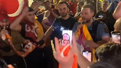Polizist feiert mit Galatasaray Fans (Foto: Tiktok @19o5enver)