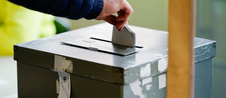 Person wirft Wahlzette in Wahlurne (Foto: dpa Bildfunk, picture alliance/dpa | Uwe Anspach)