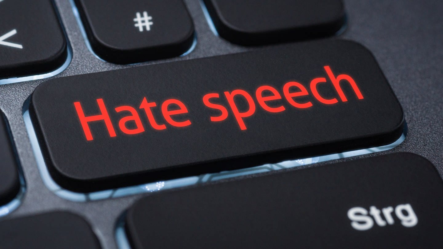 Hate speech in Buchstaben auf Tastatur (Foto: SWR DASDING, IMAGO, IMAGO / Panthermedia)