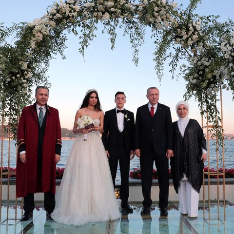 Recep Tayyip Erdogan, Präsident der Türkei, steht auf der Hochzeit von Fußballer Mesut Özil und seiner Ehefrau, der Schauspielerin Amine Gülse neben dem Paar. (Foto: SWR DASDING, picture alliance/dpa/Pool Presidential Press Service/AP | Uncredited)