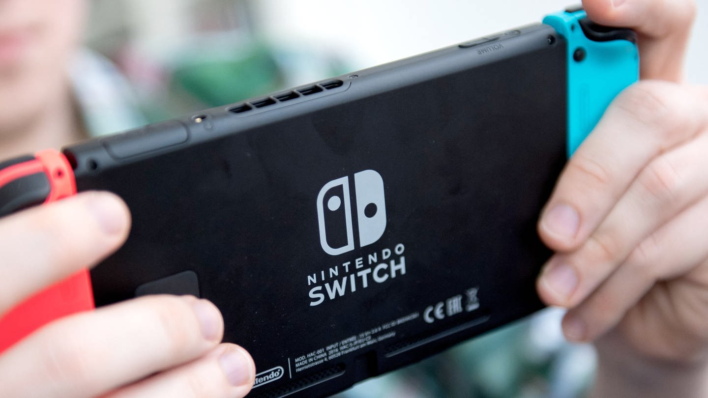 Ein Gamer spielt mit einer Nintendo Switch Konsole. - Nintendo verlauft keine Spiele und Produkte mehr in Russland. (Foto: dpa Bildfunk, picture alliance/dpa/dpa-tmn | Andrea Warnecke)
