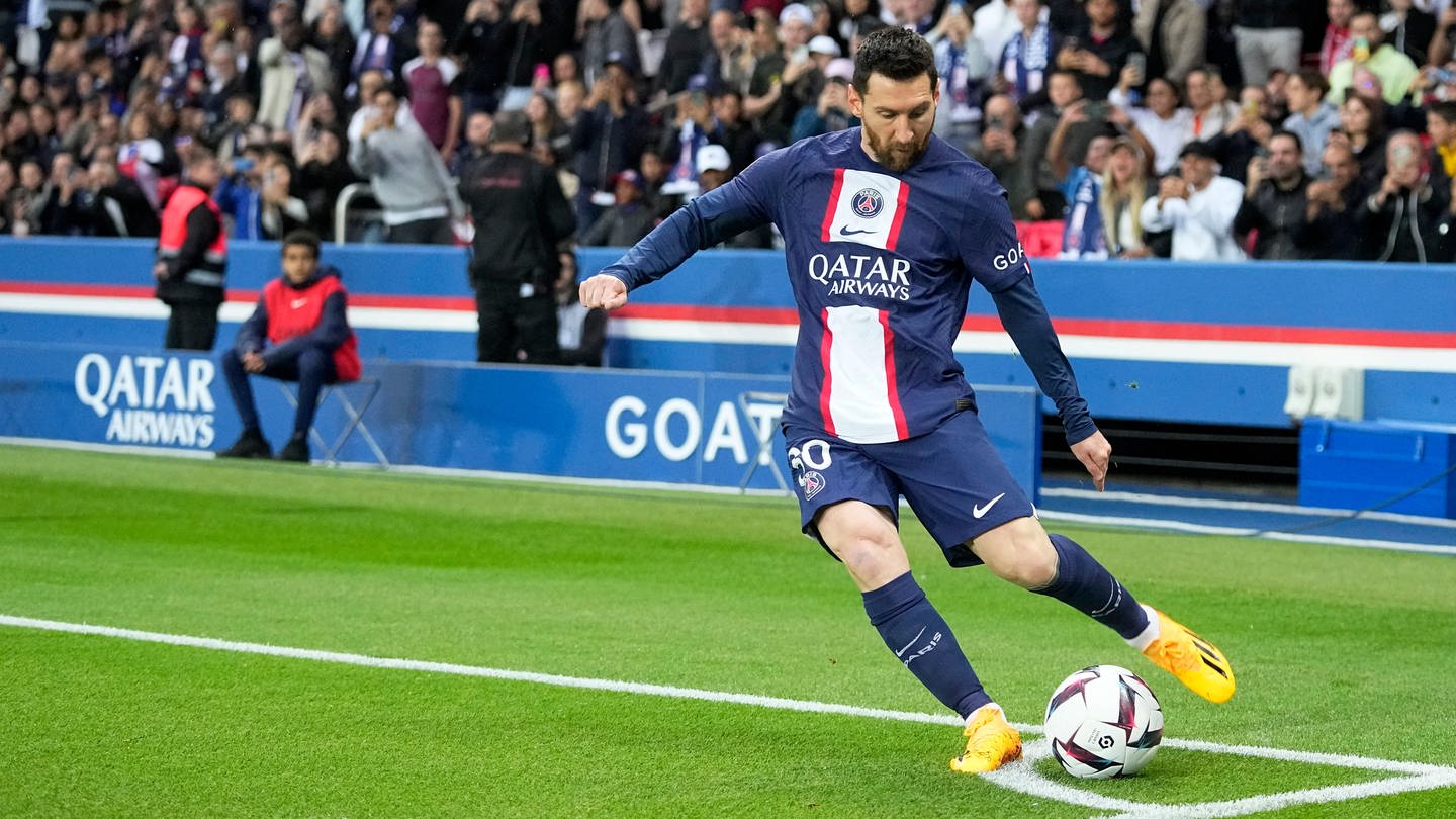 Lionel Messi im Trikot von PSG - Der Weltfußballer verlässt Paris. (Foto: dpa Bildfunk, picture alliance/dpa/AP | Michel Euler)