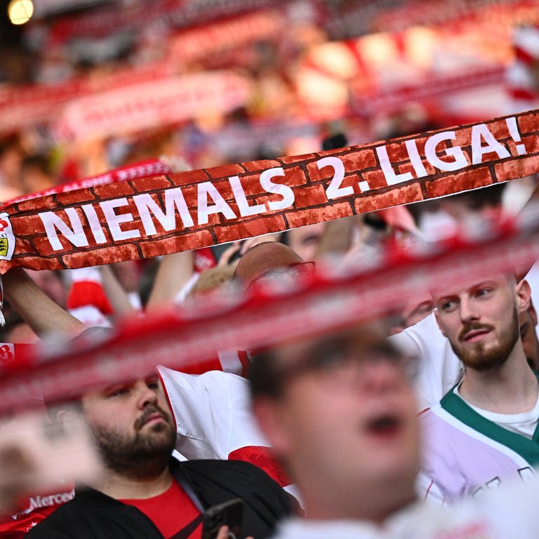 "Niemals 2. Liga": VfB-Fans beim Relegations-Hinspiel gegen den HSV. (Foto: SWR DASDING)