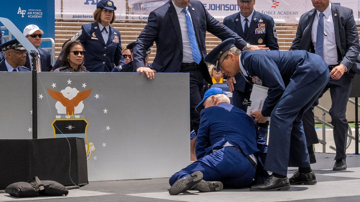 Präsident Joe Biden stürzt während der Abschlussfeier der United States Air Force Academy 2023 im Falcon Stadium auf der Bühne. (Foto: dpa Bildfunk, picture alliance/dpa/AP | Andrew Harnik)