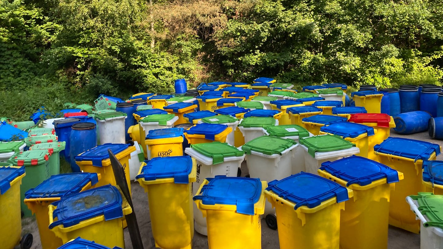 130 Mülltonnen und Fässer mit Resten von Speisefett wurden in Speyer illegal entsorgt - und zuvor vermutlich geklaut. (Foto: Polizei Rheinland-Pfalz (Polizeidirektion Ludwigshafen & Polizeiinspektion Speyer))