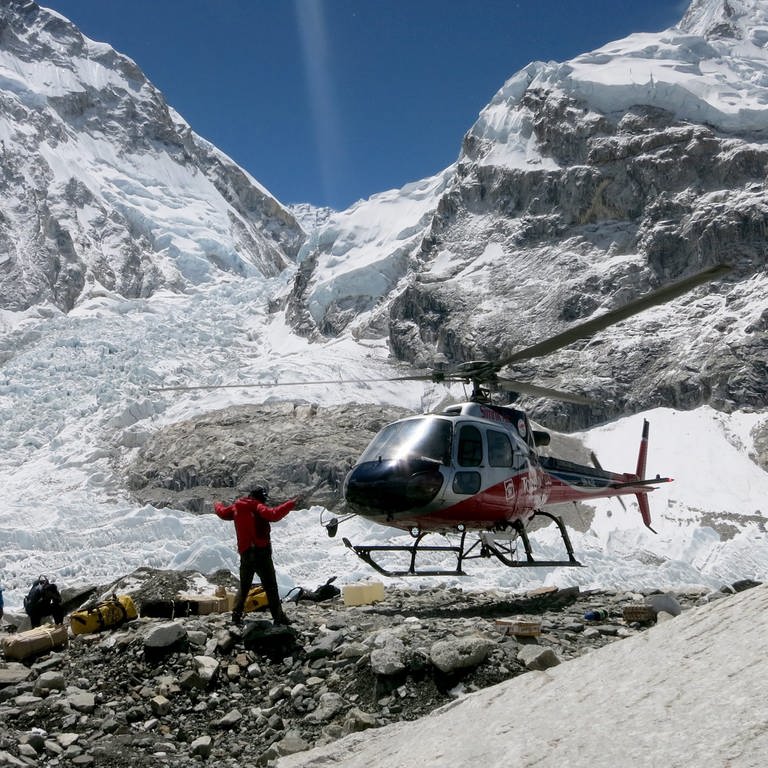 Ein Bergsteiger am Mount Everest überlebte nur dadurch, dass ein nepalesischer Sherpa ihn auf dem eigenen Rücken aus der Todeszone brachte. Ein Hubschrauber flog ihn dann ins Krankenhaus. (Foto: dpa Bildfunk, Picture Alliance)
