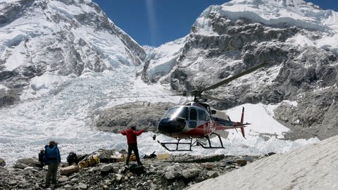 Ein Bergsteiger am Mount Everest überlebte nur dadurch, dass ein nepalesischer Sherpa ihn auf dem eigenen Rücken aus der Todeszone brachte. Ein Hubschrauber flog ihn dann ins Krankenhaus. (Foto: dpa Bildfunk, Picture Alliance)