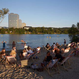 Besucher entspannen sich am "Statt Strand" in Koblenz an der Mosel. Die DLRG warnt vor den Gefahren beim Baden in Rhein und Mosel. (Foto: DASDING, picture alliance/dpa | Thomas Frey)