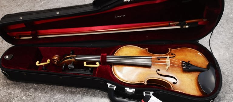 Der Nachbau einer Stradivari-Geige liegt in einem Geigenkoffer. Eine Musikerin hatte eine Geige im Wert von 100.000 Euro im ICE von Stuttgart nach Berlin vergessen. (Foto: dpa Bildfunk, picture alliance/dpa/Bundespolizei | Bundespolizei)
