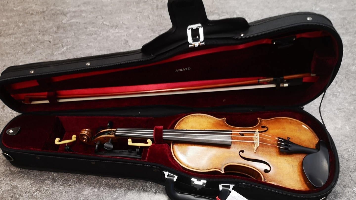 Der Nachbau einer Stradivari-Geige liegt in einem Geigenkoffer. Eine Musikerin hatte eine Geige im Wert von 100.000 Euro im ICE von Stuttgart nach Berlin vergessen. (Foto: dpa Bildfunk, picture alliance/dpa/Bundespolizei | Bundespolizei)