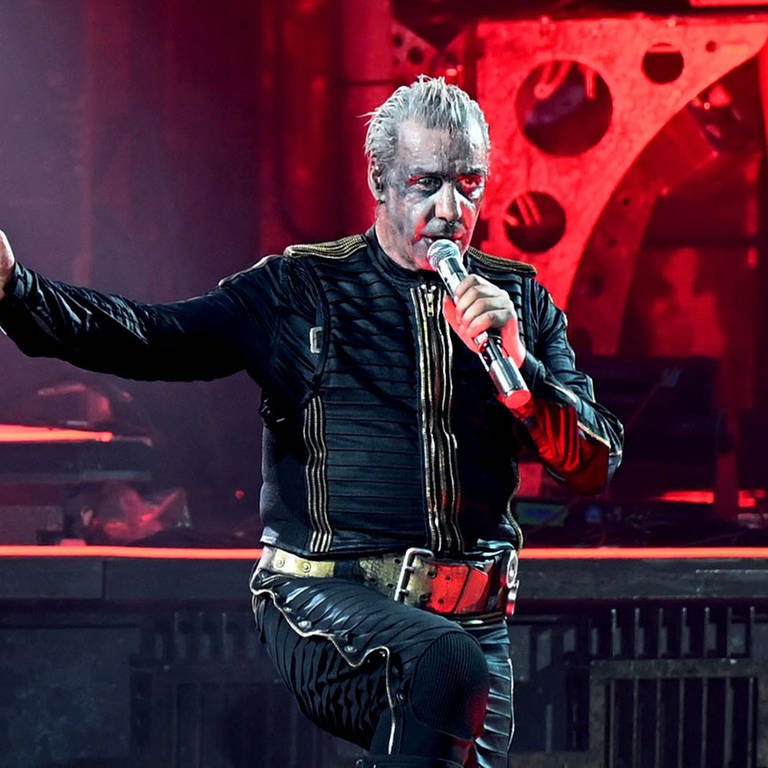 Till Lindemann, Frontsänger von Rammstein, steht während des Deutschland-Konzerts auf der Bühne.  (Foto: dpa Bildfunk, picture alliance/dpa | Malte Krudewig)