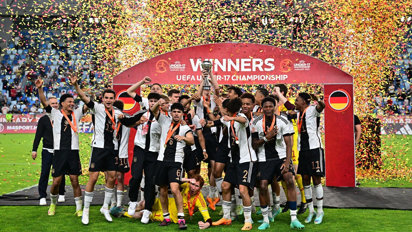 Das deutsche U17-Team jubelt mit dem EM-Pokal. (Foto: dpa Bildfunk, picture alliance/dpa | Marton Monus)