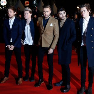One Direction auf dem Roten Teppich im Jahr 2013 - Jetzt ist mit "Where We Are" ein bisher unbekannter Song aufgetaucht (Foto: dpa Bildfunk, picture alliance / dpa | Sebastien Nogier)