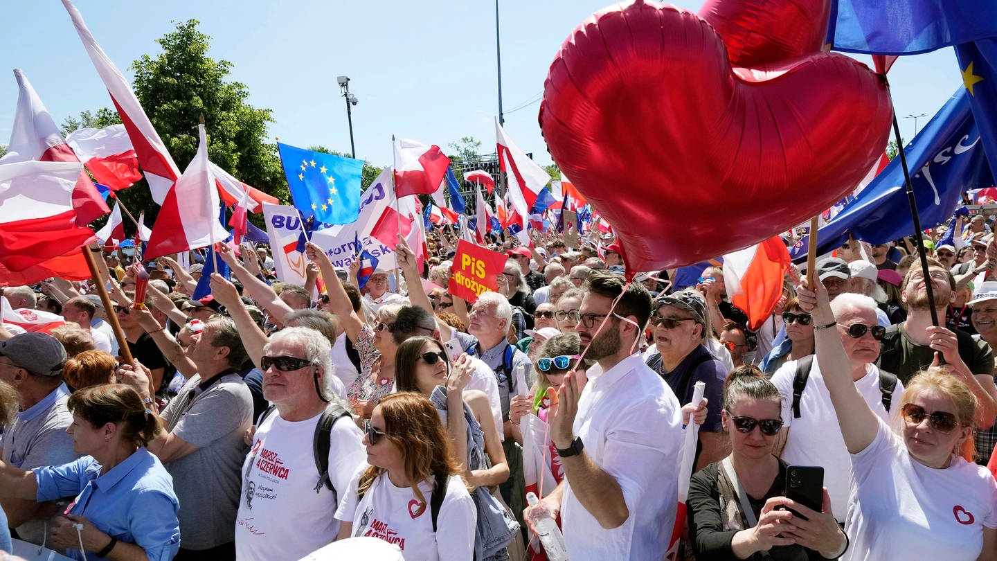 Menschen halten Luftballons und Fahnen, während sie an einem Protest gegen die Politik der PiS-Regierung teilnehmen. (Foto: dpa Bildfunk, picture alliance/dpa/AP | Czarek Sokolowski)