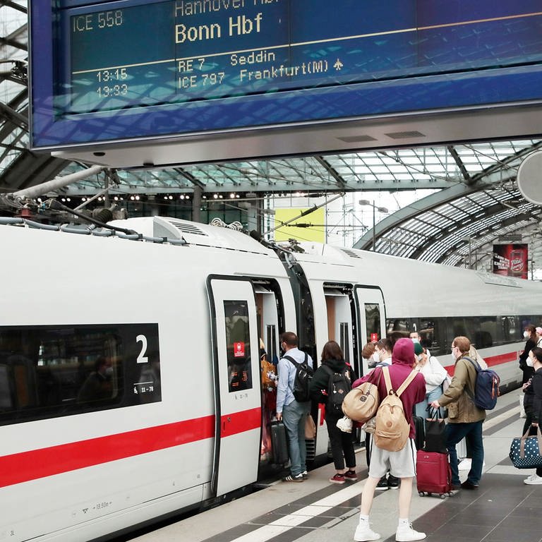 Bahnhoft mit einfahrender Bahn und Menschen (Foto: dpa Bildfunk, picture alliance/dpa | Carsten Koall)