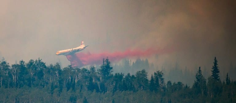Ein Löschflugzeug ist im Einsatz, um einen Waldbrand in Kanada zu löschen.  (Foto: dpa Bildfunk, picture alliance/dpa | Darryl Dyck)