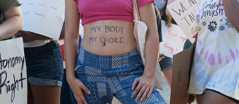 Eine Frau hat auf ihrem Bauch geschrieben: "My Body my Choice". Diskussionen darüber, ob Abtreibungen legal oder illegal sein sollen, gibt es schon länger. Eine Umfrage zeigt jetzt: Die Mehrheit der Deutschen ist gegen eine Änderung des Gesetzes. (Foto: dpa Bildfunk, picture alliance/dpa/ZUMA Press Wire | Bob Daemmrich)