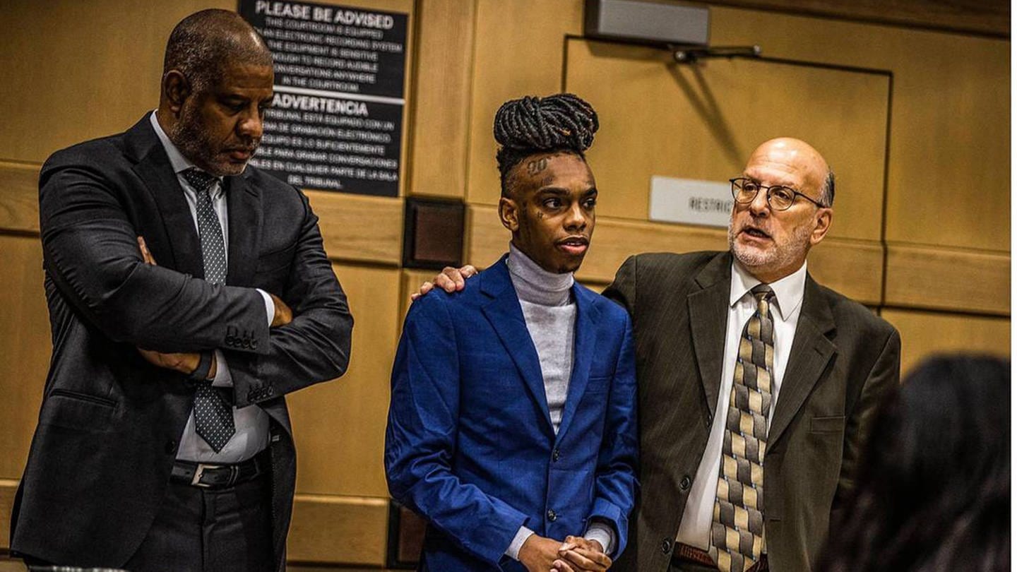 US-Rapper YNW Melly vor einem Gericht in Florida. Ihm wird vorgeworfen, zwei seiner Freunde erschossen zu haben. Deshalb droht ihm die Todesstrafe. (Foto: IMAGO, ZUMA Wire / Pedro Portal)