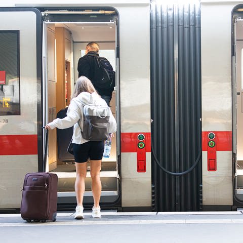 Leute steigen in einen ICE-Zug - Seit dem 7. Juni 2023 gelten neue Fahrgastrechte. Es gibt vor allem Änderungen bei den Entschädigungen (Foto: dpa Bildfunk, picture alliance/dpa | Michael Matthey)