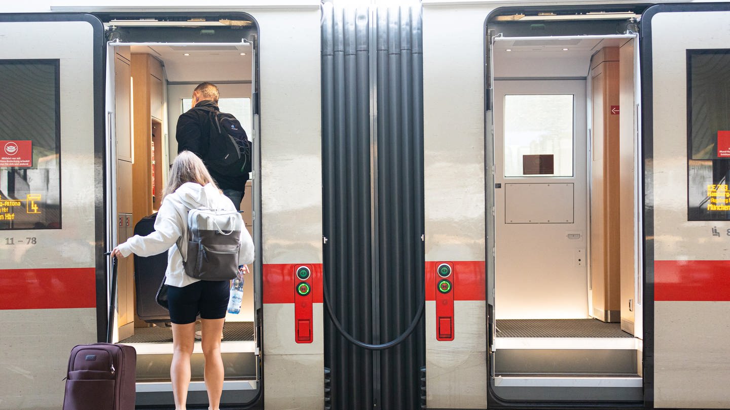 Leute steigen in einen ICE-Zug - Seit dem 7. Juni 2023 gelten neue Fahrgastrechte. Es gibt vor allem Änderungen bei den Entschädigungen (Foto: dpa Bildfunk, picture alliance/dpa | Michael Matthey)